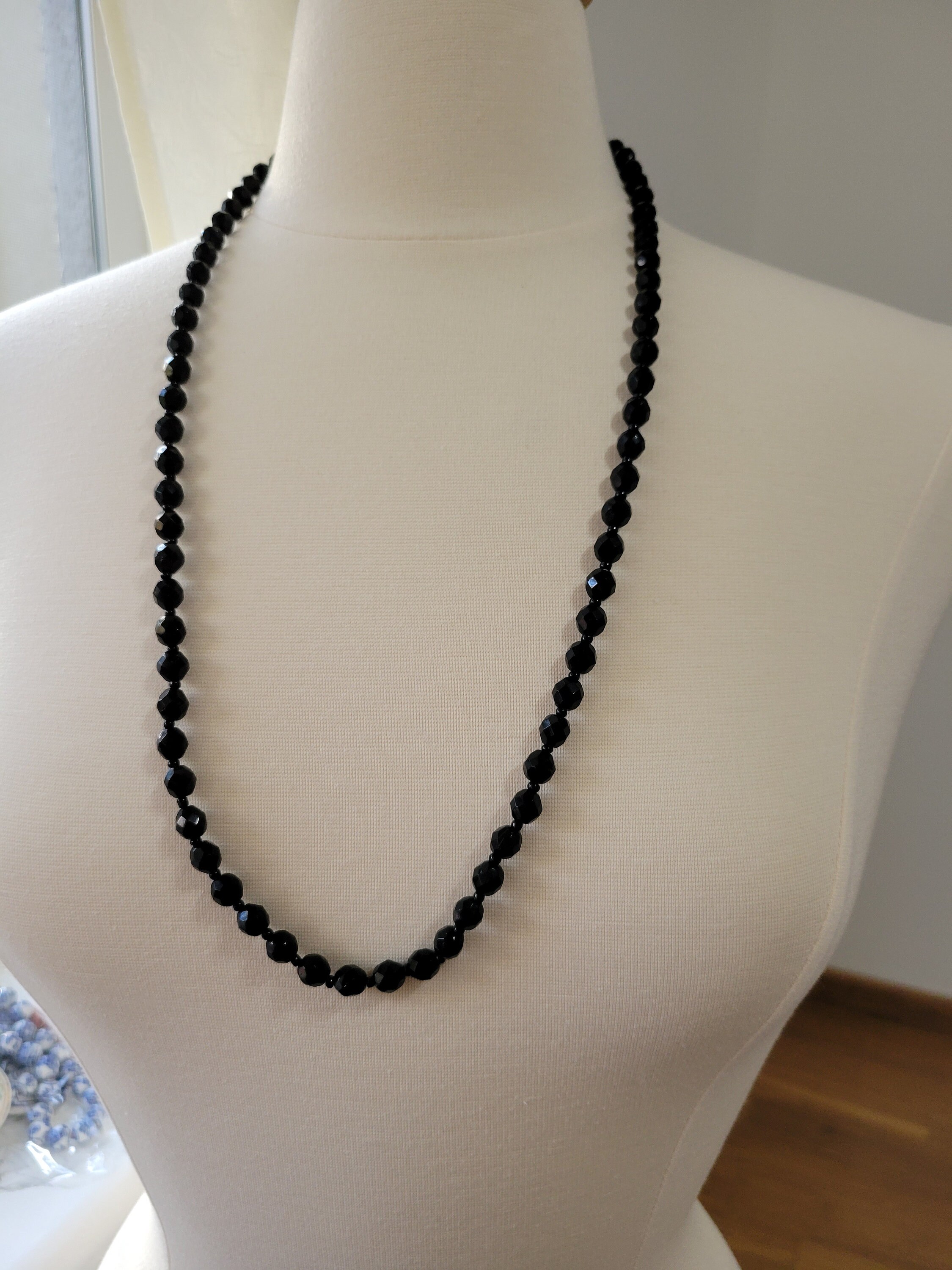 ネックレス・ペンダント Patou Glass And Brass Bead Necklace Patou Glass And Brass Bead Necklace in Orange | THE LIST
