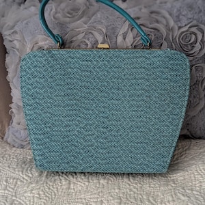 Grande bolsa clutch vintage azul dos anos 1950 e feita com ráfia de capa dura de qualidade
