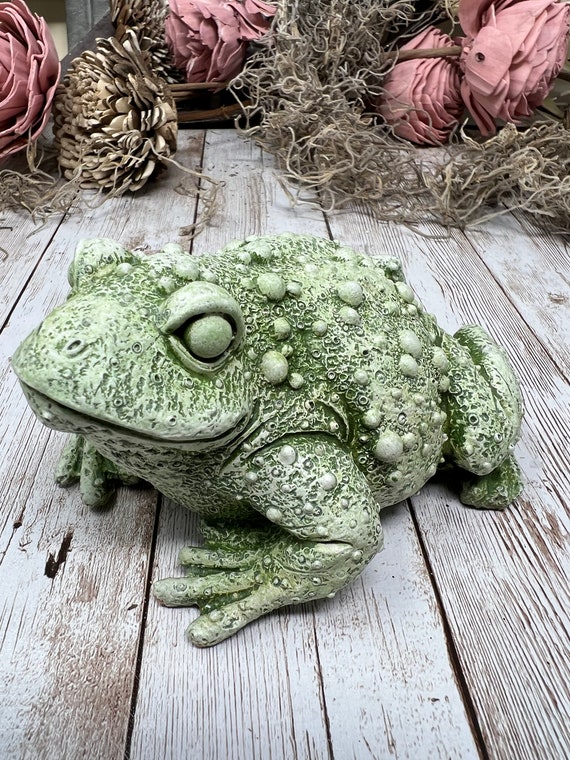 Large Warty Frog, Toad, Little Frog Prince, Frog Statue, Concrete