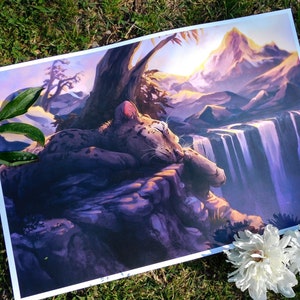 Puede incluir: Una pintura digital de un leopardo descansando en una cornisa rocosa con vistas a una cascada y una cordillera. El cielo es de un naranja y un morado vibrantes, y el sol se pone detrás de las montañas.