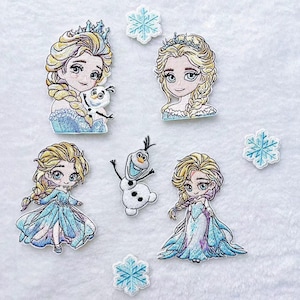 Puede incluir: Parches bordados con personajes de una popular película de animación. Los parches incluyen imágenes de una princesa con cabello rubio, un muñeco de nieve y copos de nieve. Los parches son en tonos de azul, blanco y amarillo.