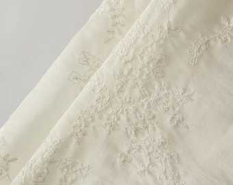 Petit tissu floral brodé en tencel - Textile de créateur doux et respirant pour robes à bretelles fines, robes d'été, boutique de mode