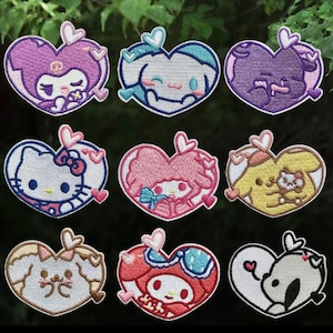 Puede incluir: Nueve parches bordados en forma de corazón con personajes de dibujos animados en varios colores. Cada parche tiene un diseño de personaje diferente, con corazones y otros elementos decorativos. Adecuado para ropa o accesorios.