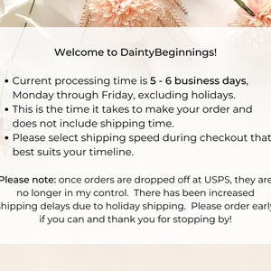 Puede incluir: Texto sobre un fondo blanco con un borde floral. El texto dice: "&iexcl;Bienvenido a DaintyBeginnings! &bull; El tiempo de procesamiento actual es de 5 a 6 d&iacute;as h&aacute;biles, de lunes a viernes, excluyendo d&iacute;as festivos. &bull; Este es el tiempo que se tarda en hacer tu pedido y no incluye el tiempo de env&iacute;o. &bull; Selecciona la velocidad de env&iacute;o durante el pago que mejor se adapte a tu cronograma. Ten en cuenta: una vez que los pedidos se entregan a Correos, ya no est&aacute;n bajo mi control. Ha habido retrasos de env&iacute;o aumentados debido al env&iacute;o de vacaciones. Por favor, haz tu pedido con anticipaci&oacute;n si puedes y gracias por visitarnos!"