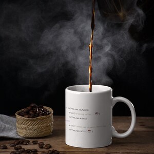 Op de afbeelding: Een witte keramische mok met geprinte programmeercode: if coffee_cup.is_full(): print("Drinking coffee...") coffee_cup.drink() else: print("Coffee cup is empty. Refilling...") coffee_cup.refill(). Donkere koffie wordt in de mok geschonken.