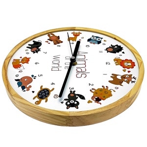 Holzwerk ANIMALS WORLD Kinder Holz Wanduhr mit Tieren, lautlos, geräuschlos, leise, ohne Tick Geräusche, Kinderzimmer Holzuhr, beige, weiß, rechts liegend