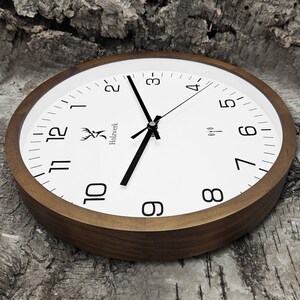 Holzwerk FELSBERG Holz Funkwanduhr mit Ziffern, moderne Wanduhr, lautlos, geräuschlos, Wand Holzuhr ohne Tick Geräusche, braun, weiß, links liegend