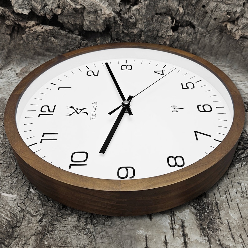 Holzwerk FELSBERG Holz Funkwanduhr mit Ziffern, moderne Wanduhr, lautlos, geräuschlos, Wand Holzuhr ohne Tick Geräusche, braun, weiß, links liegend