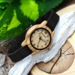 Holzwerk CLARA BLACK kleine Damen Holz Uhr mit Leder Armband, moderne Damenuhr, modische Holzuhr in schwarz, beige, rechts liegend