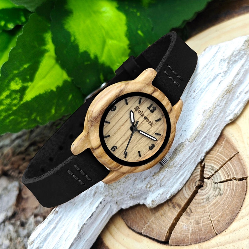 Holzwerk CLARA BLACK kleine Damen Holz Uhr mit Leder Armband, moderne Damenuhr, modische Holzuhr in schwarz, beige, rechts liegend