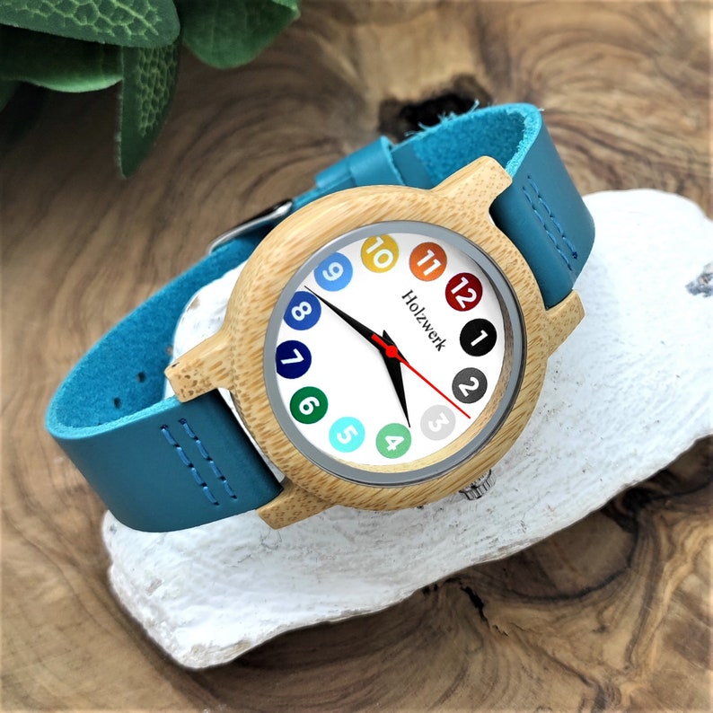 Holzwerk LIL RAINBOW BLUE bunte kleine Kinder Armbanduhr, Holz & Leder Armband Uhr, moderne Kinderuhr, Lernuhr Holzuhr, blau, weiß, beige, rechts liegend