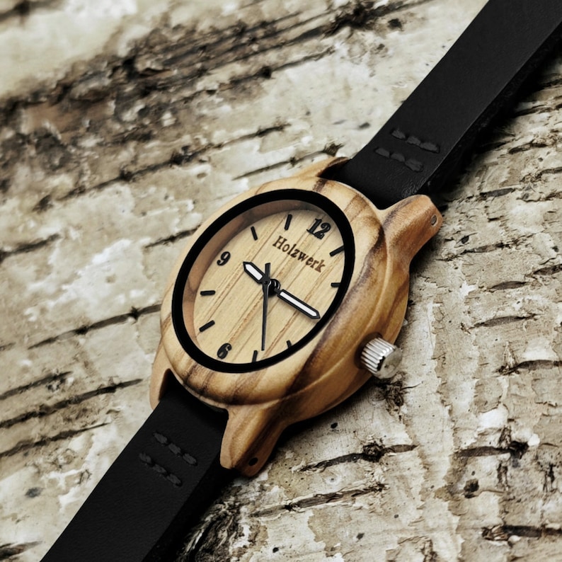 Holzwerk CLARA BLACK kleine Damen Holz Uhr mit Leder Armband, moderne Damenuhr, modische Holzuhr in schwarz, beige, seitlich liegend