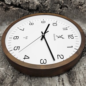 Holzwerk FELSBERG Holz Funkwanduhr mit Ziffern, moderne Wanduhr, lautlos, geräuschlos, Wand Holzuhr ohne Tick Geräusche, braun, weiß, rechts liegend
