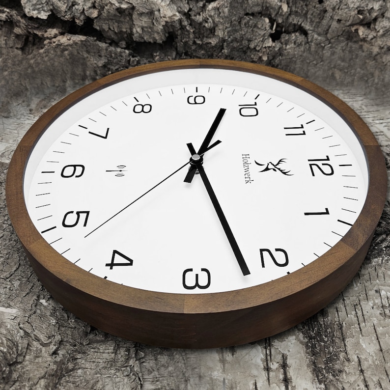 Holzwerk FELSBERG Holz Funkwanduhr mit Ziffern, moderne Wanduhr, lautlos, geräuschlos, Wand Holzuhr ohne Tick Geräusche, braun, weiß, rechts liegend