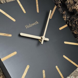 Holzwerk MAINBURG eckige Holz Wanduhr 25 cm Ø moderne analoge quadratische Wand Uhr, nahezu lautloses Uhrwerk, grau, beige, Zifferblatt