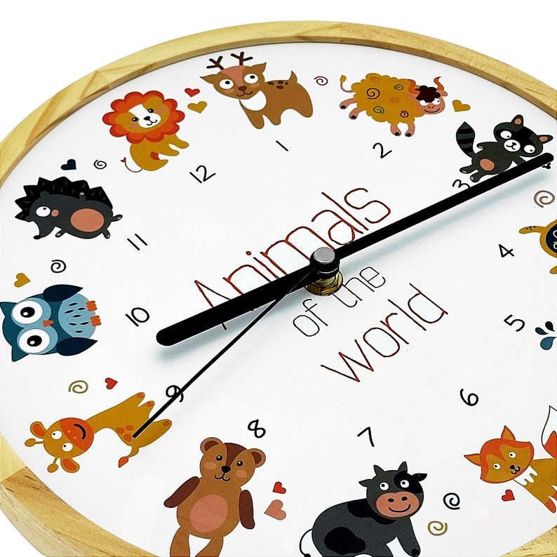 Holzwerk ANIMALS WORLD Kinder Holz Wanduhr mit Tieren, lautlos, geräuschlos, leise, ohne Tick Geräusche, Kinderzimmer Holzuhr, beige, weiß, seitlich liegend