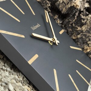 Holzwerk MAINBURG eckige Holz Wanduhr 25 cm Ø moderne analoge quadratische Wand Uhr, nahezu lautloses Uhrwerk, grau, beige, seitliche Ansicht