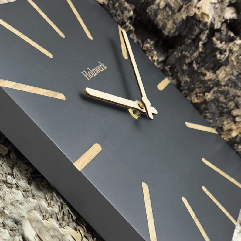 Holzwerk MAINBURG eckige Holz Wanduhr 25 cm Ø moderne analoge quadratische Wand Uhr, nahezu lautloses Uhrwerk, grau, beige, seitliche Ansicht
