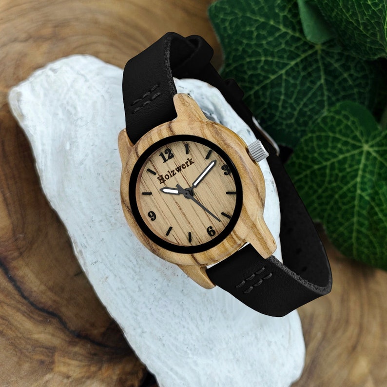 Holzwerk CLARA BLACK kleine Damen Holz Uhr mit Leder Armband, moderne Damenuhr, modische Holzuhr in schwarz, beige, links liegend
