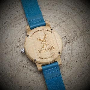 Holzwerk LIL RAINBOW BLUE bunte kleine Kinder Armbanduhr, Holz & Leder Armband Uhr, moderne Kinderuhr, Lernuhr Holzuhr, blau, weiß, beige, Gehäuseboden