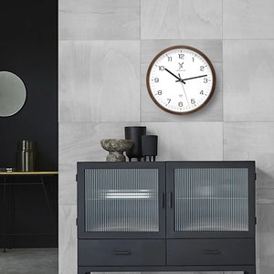 Holzwerk FELSBERG Holz Funkwanduhr mit Ziffern, moderne Wanduhr, lautlos, geräuschlos, Wand Holzuhr ohne Tick Geräusche, braun, weiß, Wandmontage