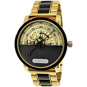 Pode incluir: Um relógio de pulso dourado com uma pulseira preta e dourada. O mostrador do relógio é dividido, com uma metade superior dourada exibindo marcadores de tempo e uma metade inferior preta. O relógio tem a palavra "Holzwerk" no mostrador.