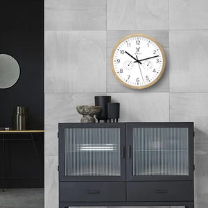 Holzwerk MEERSBURG Holz Quarz-Wanduhr mit Ziffern, Hygrometer & Thermometer Wanduhr, 30 cm Holz Designer Wand Uhr sehr lautlos, beige, weiß, an der Wand