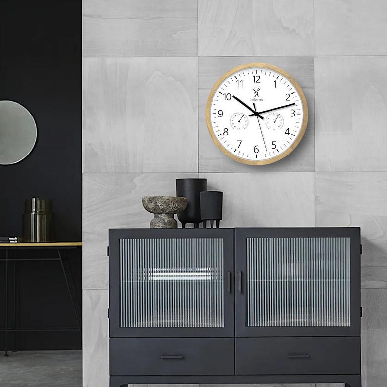 Holzwerk MEERSBURG Holz Quarz-Wanduhr mit Ziffern, Hygrometer & Thermometer Wanduhr, 30 cm Holz Designer Wand Uhr sehr lautlos, beige, weiß, an der Wand