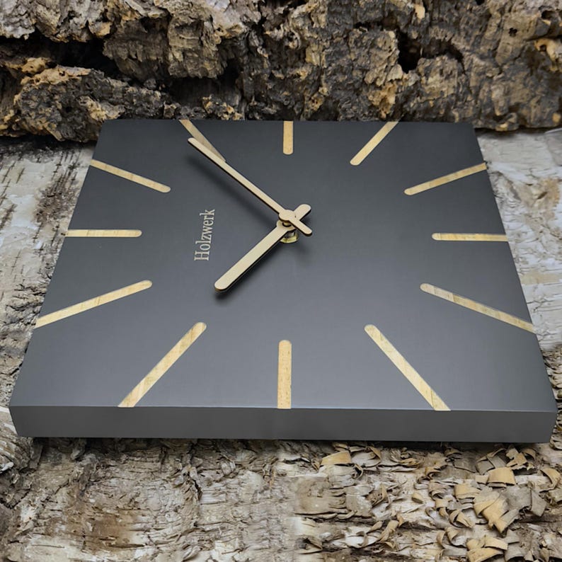 Holzwerk MAINBURG eckige Holz Wanduhr 25 cm Ø moderne analoge quadratische Wand Uhr, nahezu lautloses Uhrwerk, grau, beige, links liegend