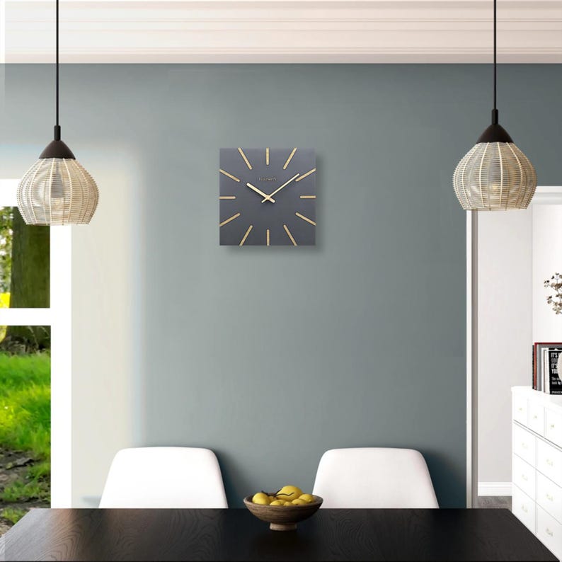 Holzwerk MAINBURG eckige Holz Wanduhr 25 cm Ø moderne analoge quadratische Wand Uhr, nahezu lautloses Uhrwerk, grau, beige, links liegend, hängend an einer grauen flachen Wand
