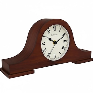 Può includere: Un orologio da mensola in legno con finitura marrone scuro. Il quadrante dell'orologio è bianco con numeri romani neri e lancette nere. L'orologio ha la scritta "Holzwerk" sul quadrante.