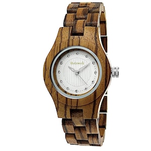 Könnte beinhalten: Holzuhr mit hellem Zifferblatt und silberfarbener Lünette. Auf dem Zifferblatt steht das Wort "Holzwerk". Das Armband besteht aus dem gleichen Holz wie das Uhrengehäuse.