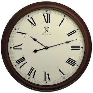 Könnte beinhalten: Eine runde Wanduhr mit einem dunkelbraunen Holzrahmen. Das Zifferblatt ist cremefarben mit schwarzen römischen Ziffern und Zeigern. Der Markenname "Holzwerk" ist schwarz gedruckt. Die Uhr hat ein klassisches, traditionelles Design.
