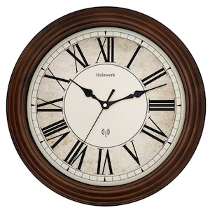 Könnte beinhalten: Runde Wanduhr aus Holz mit cremefarbenem Zifferblatt und schwarzen römischen Ziffern. Die Uhr hat schwarze Zeiger und den Markennamen "Holzwerk" auf dem Zifferblatt. Ein Funksymbol ist sichtbar.