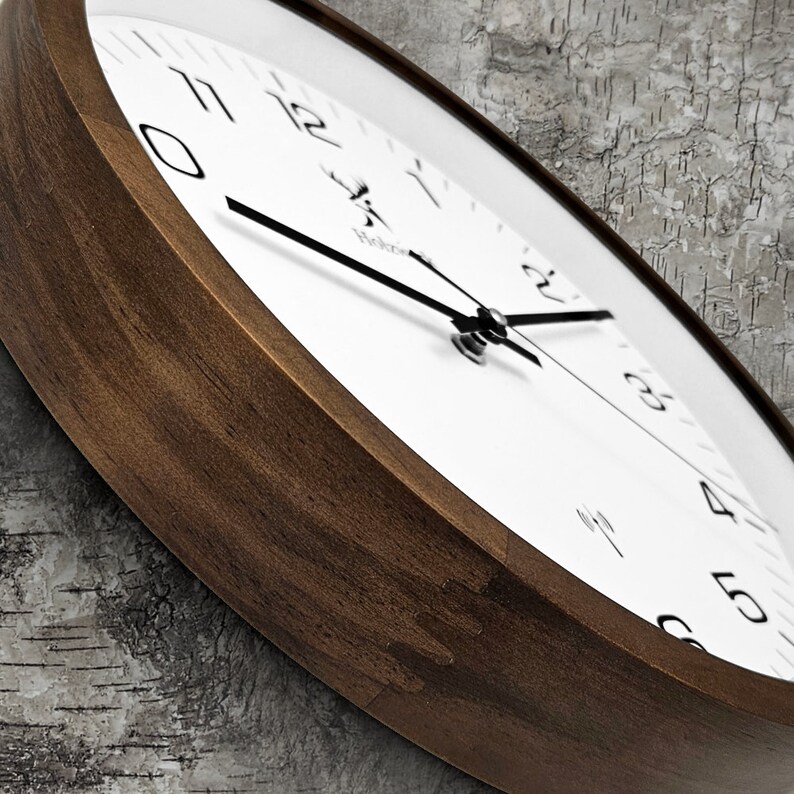 Holzwerk FELSBERG Holz Funkwanduhr mit Ziffern, moderne Wanduhr, lautlos, geräuschlos, Wand Holzuhr ohne Tick Geräusche, braun, weiß, seitlich liegend