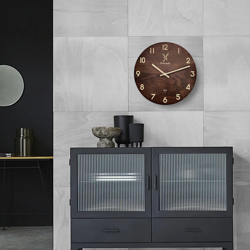 Holzwerk WINTERBERG  Holz Funkwanduhr, moderne Designer Quarz Wanduhr, 25 cm Holz Funk Wand Uhr lautlos ohne Tick Geräusche, braun, beige, Hauptbild, an der Wand