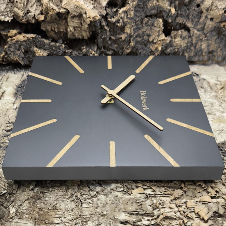 Holzwerk MAINBURG eckige Holz Wanduhr 25 cm Ø moderne analoge quadratische Wand Uhr, nahezu lautloses Uhrwerk, grau, beige, rechts liegend