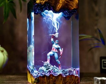 Captain Harz Holzlampe, Super Hero Diorama Lampe, Donnerhammer Captain Night Light, Movie Lampe, Harzlampe Weihnachtsgeschenk für Ihn