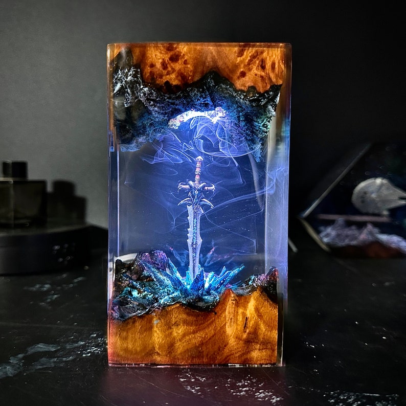 Sword Frostmourne resin wood lamp, Lich King diorama, Home decor, Resin Wood lamp, Gaming Decor, Gift for him, video game zdjęcie 6