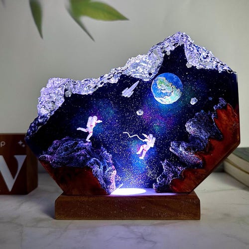 MADE in GDR フォン・シアーホルツ 色絵人物 スタンドライト ランプ Handmade Interstellar Wood Lamp: Astronaut & Galaxy Resin Art