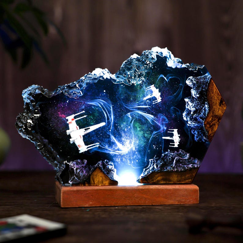 Diorama Weltraum Lampe: Handgefertigtes Epoxidharz Astronauten Nachtlicht Bild 2