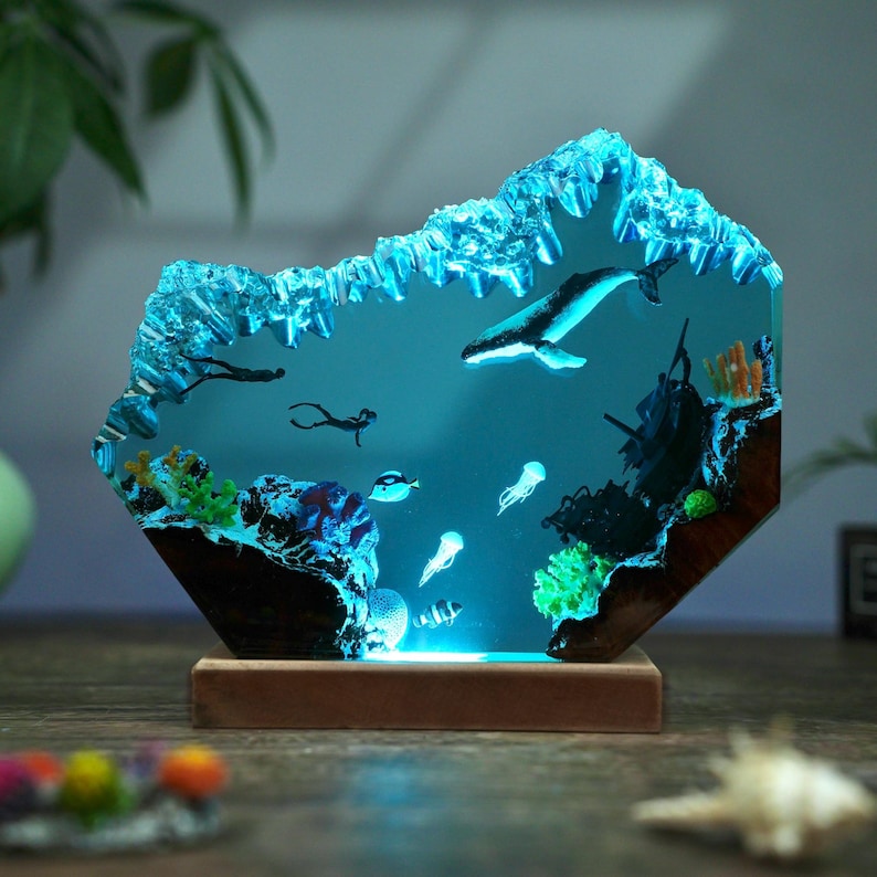 Lámpara de ballena de madera y resina, luz nocturna con forma de pareja buceadora, lámpara artística de madera y resina, regalo único, luz nocturna personalizada