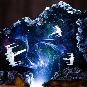 Diorama Weltraum Lampe: Handgefertigtes Epoxidharz Astronauten Nachtlicht Bild 6
