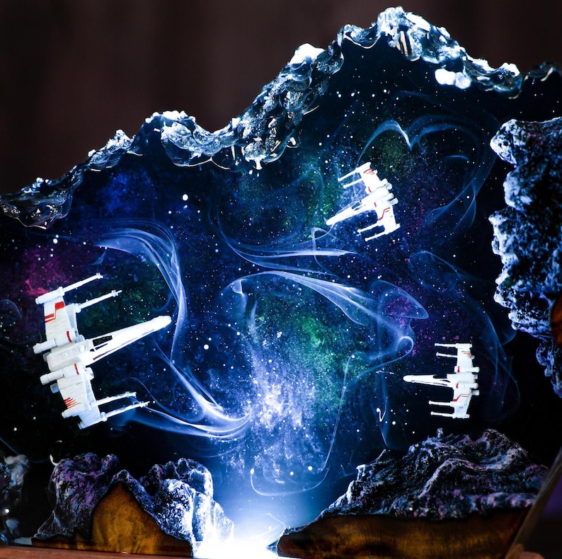 Diorama Weltraum Lampe: Handgefertigtes Epoxidharz Astronauten Nachtlicht Bild 6