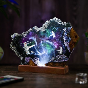 Diorama Weltraum Lampe: Handgefertigtes Epoxidharz Astronauten Nachtlicht Bild 5