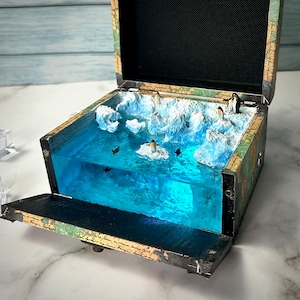 Penguin night light, Antarctic scene dioramas, ice and snow, Bedroom night light, Custom Epoxy Resin Lamp, Christmas Gifts, Valentines gift