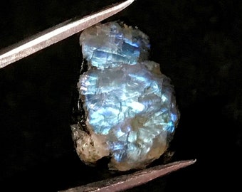 Genuino Raw Rainbow Moonstone frente plana piedra preciosa áspera azul trozo de piedra lunar también conocido como labradorita blanca