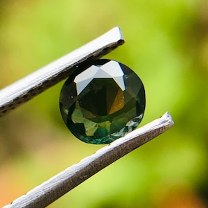 AAA Teal Sapphire Gemstone: Round Faceted Australian Parti Sapphire, 0.40 Cts