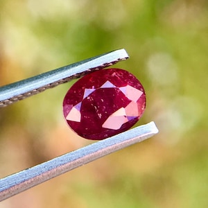 Duivenbloedrobijn, 0,70 cts, ovaal geslepen, onbehandelde edelsteen