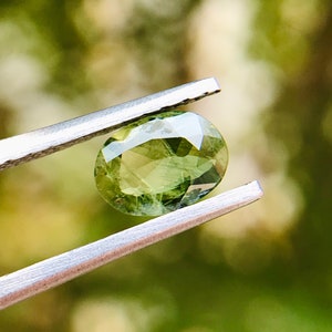 Teal Australian Sapphire Gemstone: Oval Faceted Loose Gem (0.35 Ct, 5.5x4x1.6mm)